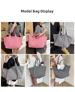 Vues détaillées du sac cabas en toile à carreaux montrant sa grande capacité et son style