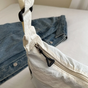 Sac bandoulière en nylon imperméable blanc crème avec bandoulière réglable et zip