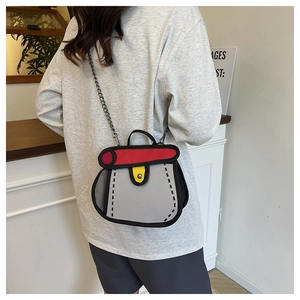 Detailansicht der 2D-Cartoon-Tasche mit markanten schwarzen Umrissen und Metallkette