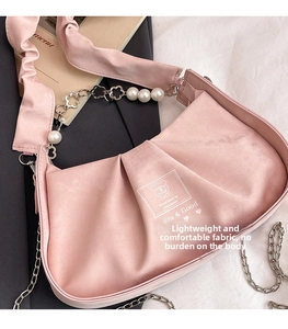 Sac nuage en soie rose avec perles blanches et détails de chaîne florale argentée
