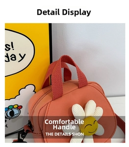 Détail du sac en toile corail avec fleur de marguerite 3D et motif de sourire