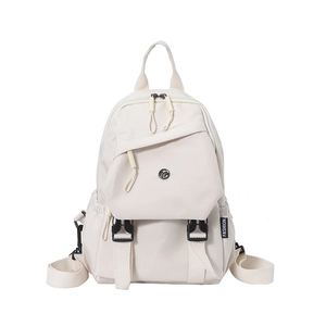 Sac à dos minimaliste en nylon crème avec poches multiples et sangles à boucle