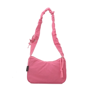 Sac bandoulière rose grande capacité avec bandoulière froncée et détail de nœud