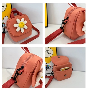 Détail du petit sac en toile corail avec marguerite souriante et fermoir magnétique