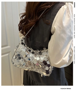 Détail du sac bandoulière à paillettes argentées avec finition métallique chic