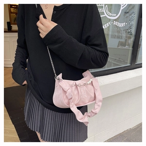 Détail du sac à bandoulière rose plissé avec chaîne de perles et lanière argentée