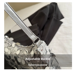 Gros plan d'un sac à paillettes argentées avec boucle en métal réglable et fermeture éclair