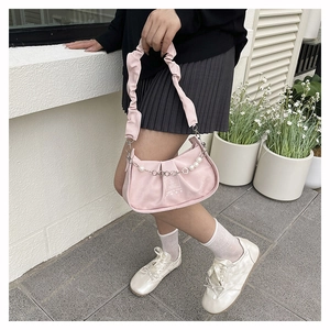 Détail du sac nuage froncé rose avec chaîne en perles et texte décoratif Mihua gravé