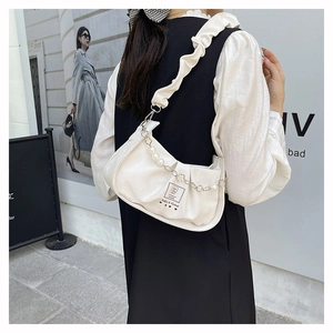 Détail du sac à main plissé en cuir PU blanc avec perle décorative et chaîne en argent