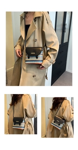 Détail du sac bandoulière en paille arc-en-ciel avec rabat et bandoulière en cuir noir