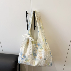 Ästhetische Tragetasche in Creme mit Blumenmuster, blauen Akzenten und Spitzenschleife