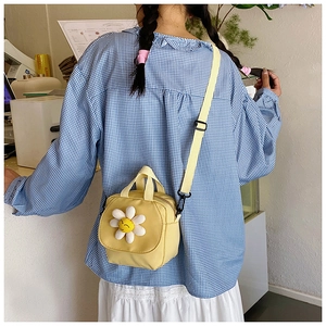 Sac en toile jaune orné d'une marguerite 3D avec bandoulière réglable pratique