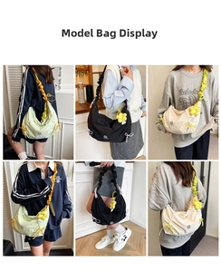 Viste multiple della borsa hobo in nylon con tracolla a pieghe e ciondolo floreale