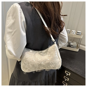 Chic sac porté épaule croissant blanc à paillettes, montré sur modèle sous un angle de 45°