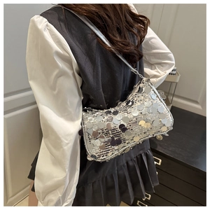 Détail du sac hobo à paillettes argentées montrant les disques métalliques réfléchissants