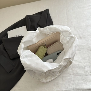 Τσάντα tote σε off-white με φλοράλ κέντημα και ευρύχωρο εσωτερικό για καθημερινά είδη