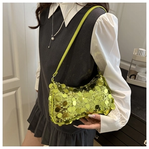 Sac à bandoulière en sequins vert citron montrant sa texture réfléchissante et compacte