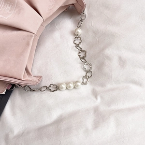 Sac nuage plissé rose avec chaîne élégante en perles et fleurs au style français