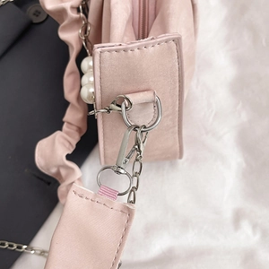 Sac nuage en daim rose avec perles de luxe et chaîne argentée de style français moderne