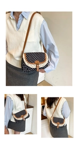 Viste dettagliate della borsa vintage a pois con pizzo e tracolla in pelle marrone