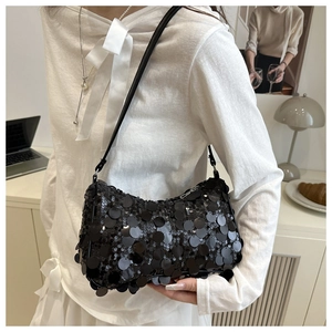 Vue détaillée du sac croissant à paillettes noires avec fermeture éclair argentée et sangle