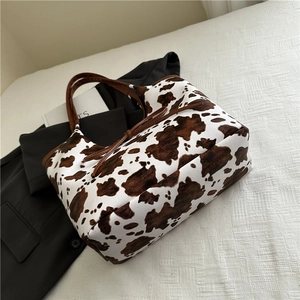 Grande borsa tote retrò con stampa mucca e manici in pelle marrone per il pendolarismo