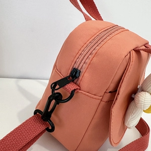 Mini sac à bandoulière en nylon orange corail avec breloque fleur blanche et fermeture