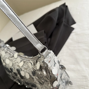 Sac à bandoulière argenté à paillettes pour femme avec finition de luxe et design 2025