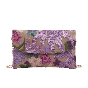 Pochette a busta in lino con ricamo floreale di paillettes e tracolla a catena d'oro