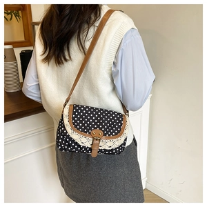 Borsa in tela a pois con bordo in pizzo e tracolla regolabile in pelle marrone