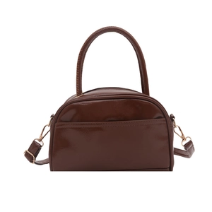 Sac à main Boston en cuir verni marron foncé avec détails dorés et longues anses doubles