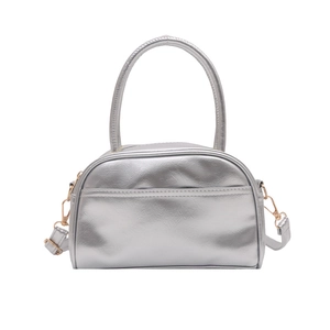 Silberne Handtasche mit Metallic-Finish, Tragegriff und verstellbarem Schultergurt
