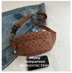 Detail van bruine corduroy heuptas met strik- en hartpatronen en verstelbare riem