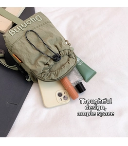 Sac bandoulière en nylon vert armée montrant un intérieur spacieux pour cosmétiques