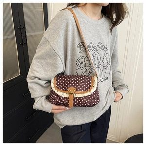 Borsa a tracolla marrone a pois con delicato bordo in pizzo bianco e cinturino in pelle