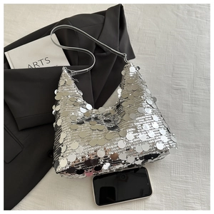 Détail du sac à paillettes argentées montrant les grands disques et l'espace téléphone