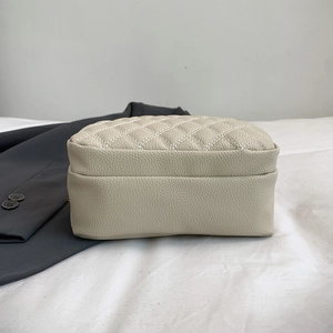 Sac bandoulière élégant en cuir matelassé beige avec chaîne et finitions métalliques