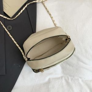 Sac bandoulière beige matelassé à chaîne avec double zip et texture litchi