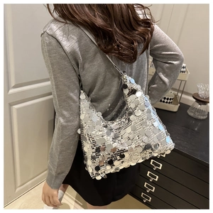 Détail du sac hobo à paillettes argentées montrant la texture métallique et réfléchissante