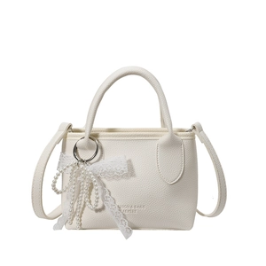 Sac à main blanc en cuir grainé avec poignée et charm élégant en dentelle et perles