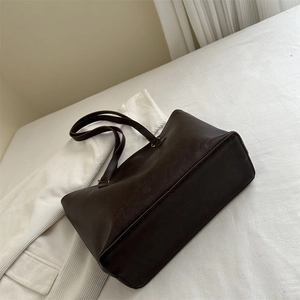 Classic dark brown leather tote bag with a minimalist design and large capacity for commuting