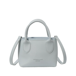 Sac bandoulière chic en similicuir bleu clair avec texture litchi et poignées