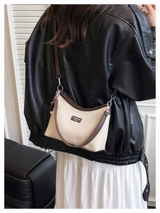 Détail du sac cabas vintage en toile avec garniture en cuir brun et perles en bois