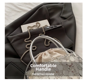 Dettaglio di una borsa a secchiello con paillettes argento con chiusura a coulisse e catena