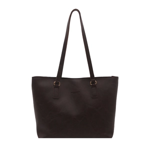 Grande borsa tote minimalista in pelle PU marrone con logo impresso su sfondo bianco