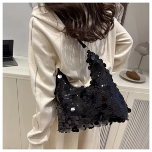 Détail du sac sous l'aisselle à paillettes noires avec texture réfléchissante