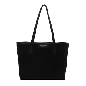 Minimalistische schwarze Tragetasche mit viel Platz und zwei schmalen Trageriemen