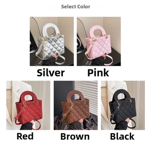 Dettaglio borsa trapuntata in argento, rosa, rosso, marrone e nero per selezione