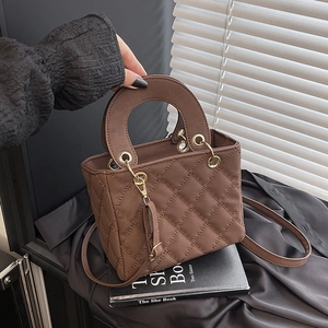 Quilted Handbag PU Leather Diamond Lattice Shoulder Crossbody Bag With Top Handle Metal Keychain For Women Elegant Retro