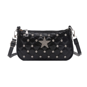 Sac bandoulière noir verni avec matelassage et décoration d'étoile en strass